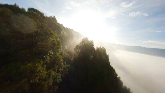 在爪哇雾中飞行的视频火山背景