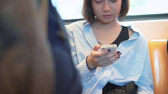 特写女子在火车上使用智能手机