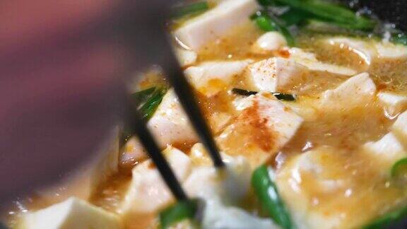烹饪麻婆豆腐