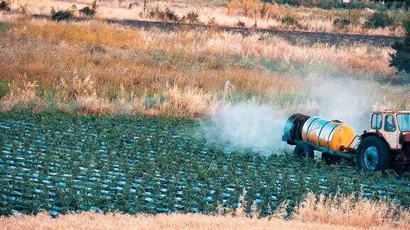 拖拉机喷洒水或肥料灌溉