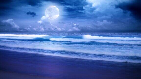 夜晚海上的满月