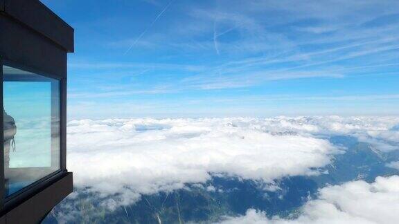 登山运动员到达瑞士阿尔卑斯山夏蒙尼的米迪山顶