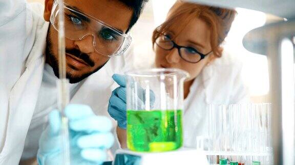 年轻的化学学生在实验室工作