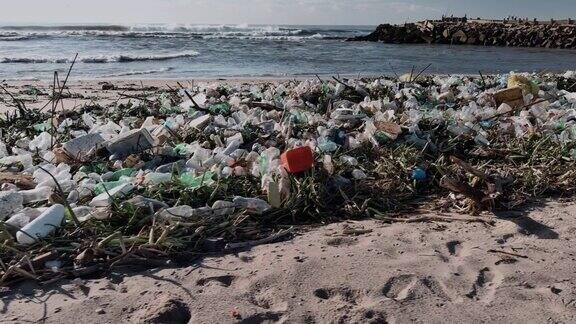塑料污染冲上海滩的特写镜头环境破坏了海洋又破坏了海洋又破坏了海洋
