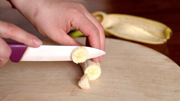 女人在切香蕉的特写