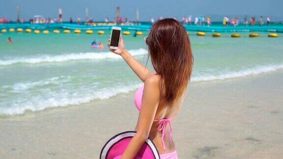 女孩在沙滩上自拍慢镜头