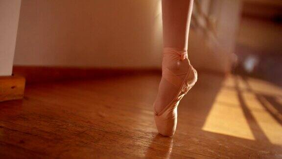 芭蕾舞女演员脚尖的特写