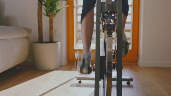 SLOMO在家骑健身自行车锻炼