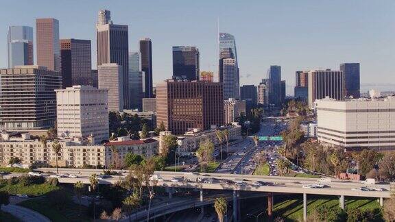 无人机拍摄与向上倾斜的四层交汇处和洛杉矶市中心