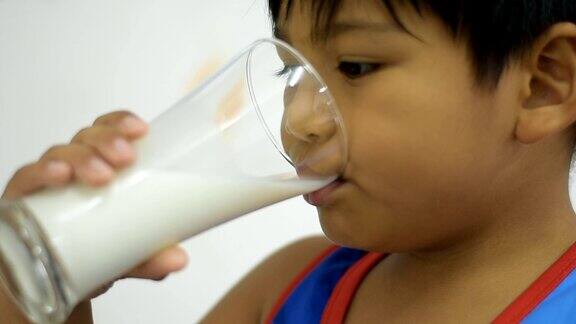 孩子喝牛奶