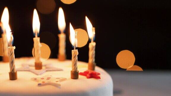 近点蜡烛在一个白色的装饰的生日蛋糕吹灭