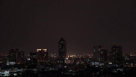 4k视频场景闪电与雷暴云夜间曼谷城市景观河边泰国自然和城市景观概念