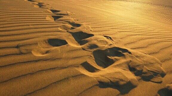 晚上在沙漠的沙丘上留下脚印替身拍摄4k