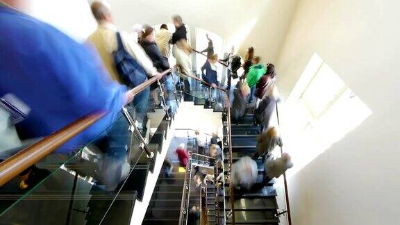 楼梯上的人流