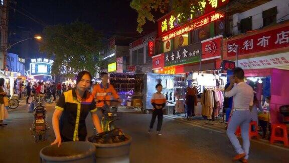 夜间武汉城市步行街慢动作行走全景4k中国