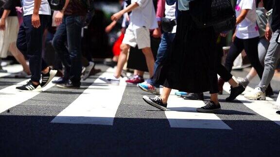 在日本人们走人行横道