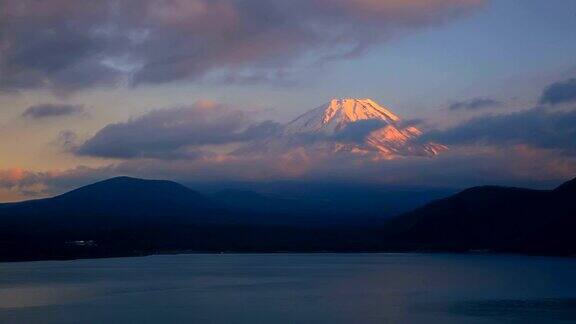 黄昏时分的富士山和元津湖