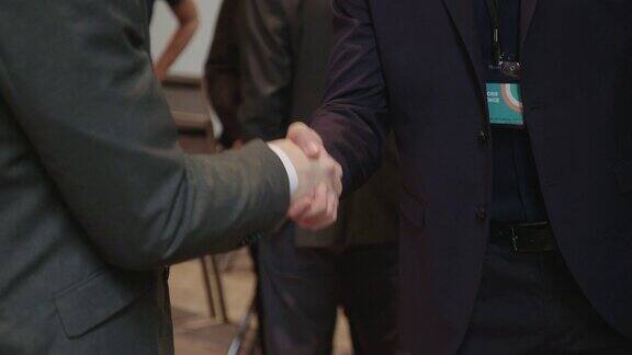 生意人在商务会议上握手