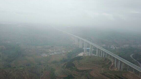在中国西部的陕西省新建的高速公路上几乎没有汽车