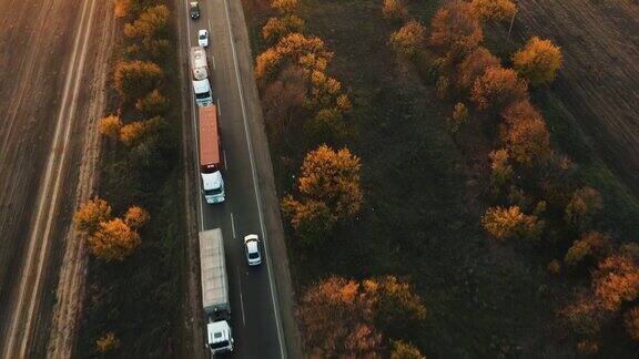 傍晚乡村道路上车辆的鸟瞰图