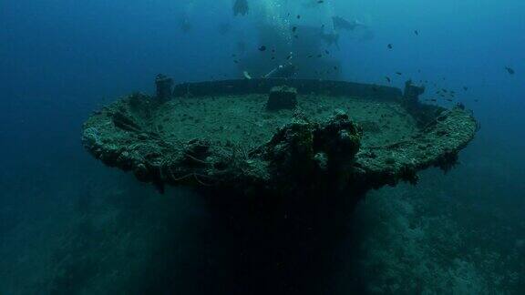 水肺潜水员的观点巨大的沉船船头在深海