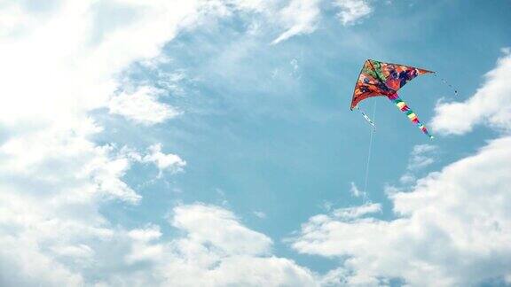 在天空中飞翔的三角形风筝