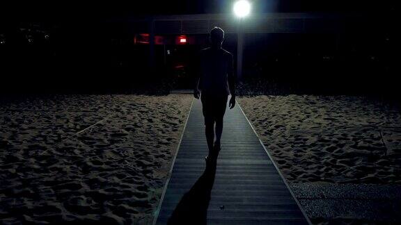 一个人在黑暗中独自走在街上