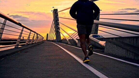 在黄昏慢跑过一座桥