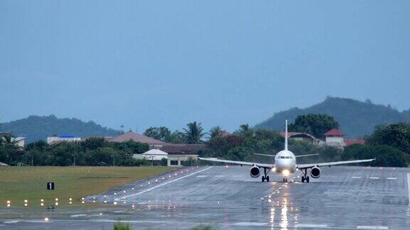 飞机起飞在雨中