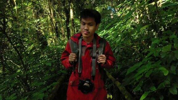 摄影师在森林深处探险