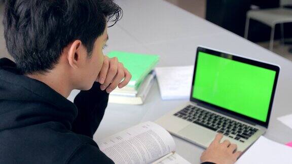 学生使用绿屏电脑