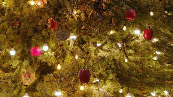 关上一棵在夜晚闪闪发光的圣诞树新年冷杉树装饰和照明
