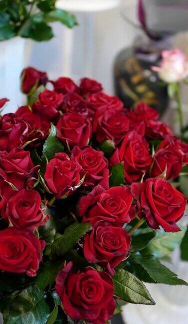 饱满多彩的红玫瑰花束垂直视频