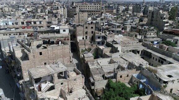叙利亚内战10年后阿勒颇的建筑我们可以看到草覆盖着建筑废墟在4K轰炸后被摧毁