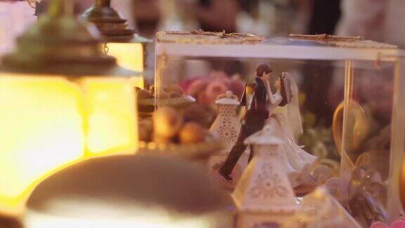 婚礼上用鲜花装饰的婚礼蛋糕婚礼用的白蛋糕面包节日甜点