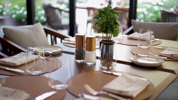 美食餐厅最小设计的餐桌设置在豪华餐厅为顾客准备的简单而优雅的餐桌