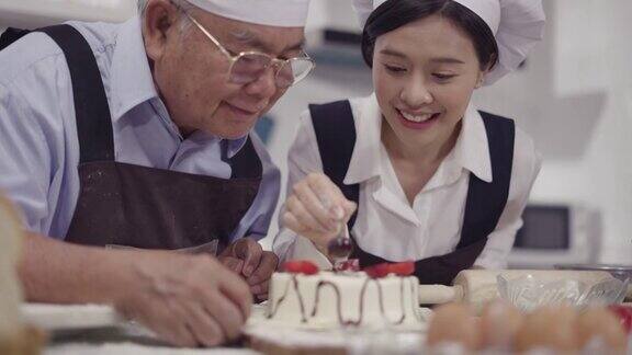 让爷爷和孙女吃蛋糕