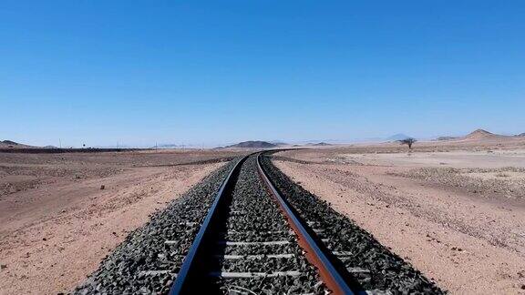 非常低的观点铁路轨道在沙漠景观