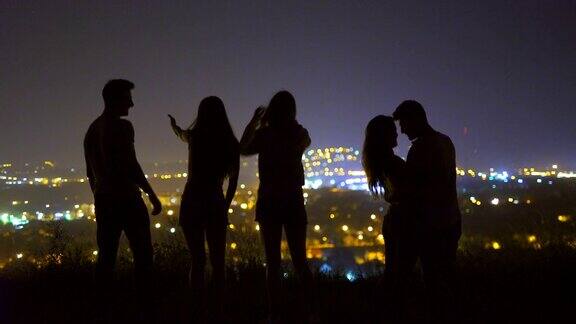 这五个人站在城市的背景上晚上晚上时间