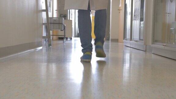 实验室工作人员在走廊上行走的双腿
