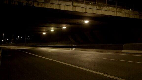 夜间的桥梁和高速公路