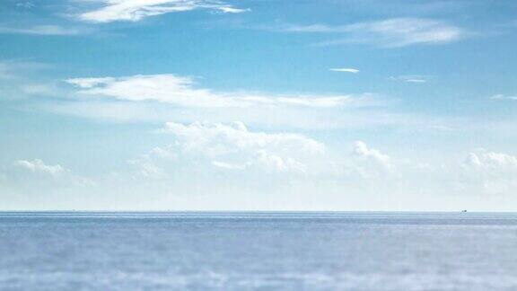 UhdTimelaps:美丽的热带海滩和大海与白云和蓝天背景-泰国假日度假概念为背景