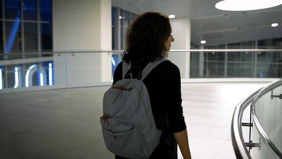 一位年轻的女士在机场散步