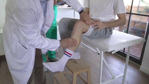 医生在诊室检查病人腿部的活动范围