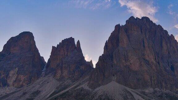 日出风景在著名的隘口GiauDolomites阿尔卑斯山意大利风景与弯曲的道路和柏树意大利欧洲