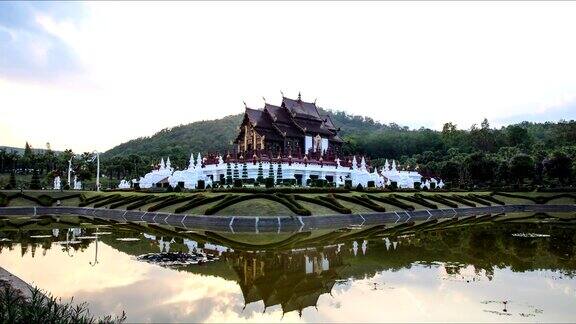 泰国清迈Rajapruek皇家公园的HoKhamLuang传统的泰国兰那风格建筑
