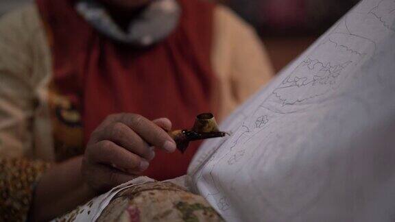 制作印尼蜡染Canting是在织物上绘制纹理的工具