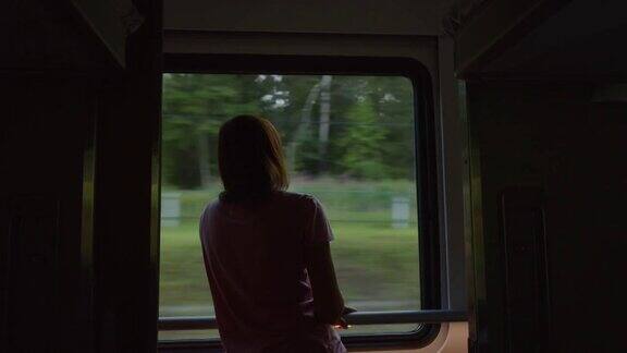 在一辆行驶的火车上一个女人站在窗口