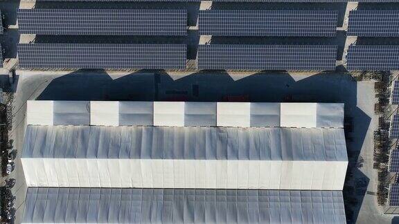 实时鸟瞰安装在工厂屋顶和停车场的太阳能电池板