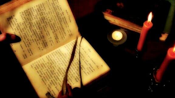 桌上的古书借着烛光